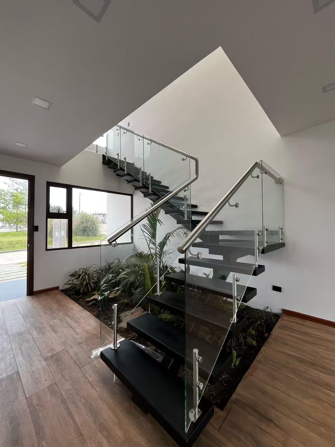 How to Choose Door and Window Fittings? Yuchuang's High-Precision Hardware Suite Unlocks a New Experience of Quietness and Durability